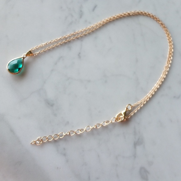 Jewelry - Elegant Drop Pendant Necklace - Green Stone